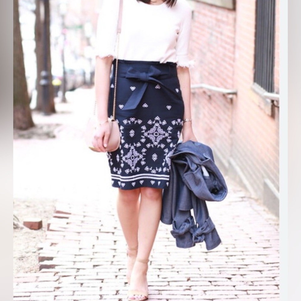 Ann Taylor Navy and White Embroidered Pencil Skirt Lined Women's Size 4 - Picture 9 of 10
